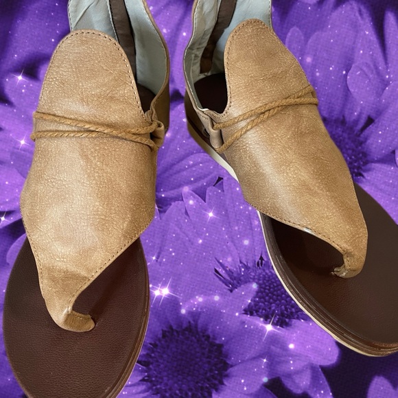 Roman-Inspired Tan Faux Leather Sandals – Size 8 - Picture 4 of 7